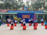 Tặng quà tết cho học sinh trường TH Định Hiệp